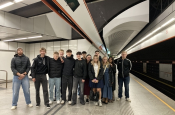 Hello, he-he-he-hello, Vienna calling (Falco)