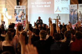 Zwischen Fakten und Fake News – Armin Wolf im Gespräch mit Jugendlichen in Reutte